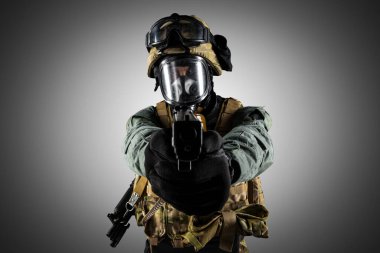 Saldırı tüfeği tutan asker. Üniforma Rusya Federasyonu 'nun özel hizmetlerine uyuyor. Stüdyoda çekilmiş. Gri arkaplanda kırpma yolu ile izole edilmiş
