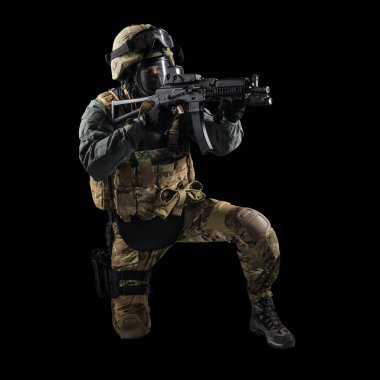 Saldırı tüfeği tutan asker. Üniforma Rusya Federasyonu 'nun özel hizmetlerine uyuyor. Stüdyoda çekilmiş. Siyah arkaplanda kırpma yolu ile izole edildi
