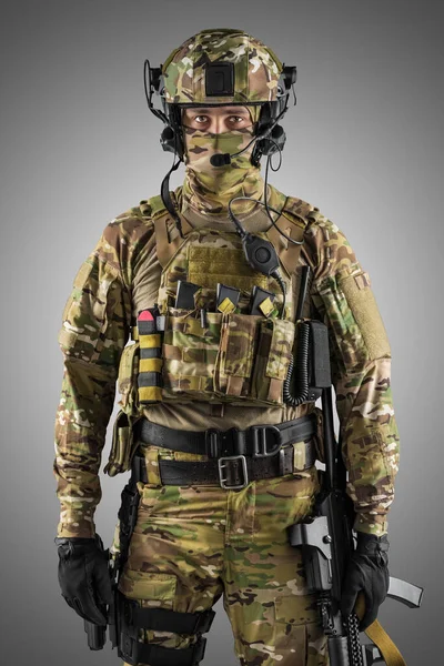 Soldat Tenant Fusil Assaut Uniforme Conforme Aux Services Spéciaux Fédération — Photo