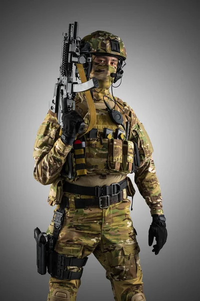 Soldat Tenant Fusil Assaut Uniforme Conforme Aux Services Spéciaux Fédération — Photo