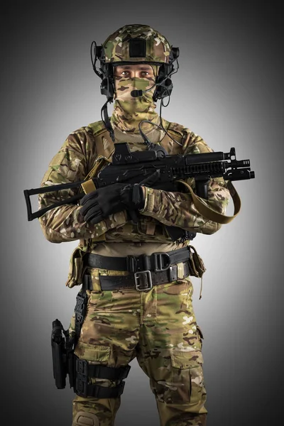 Soldat Tenant Fusil Assaut Uniforme Conforme Aux Services Spéciaux Fédération — Photo