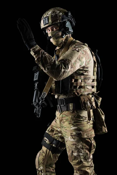 拿着冲锋枪的士兵制服符合俄罗斯联邦的特殊服务 在演播室里拍的在黑色背景上被截断路径隔离 — 图库照片