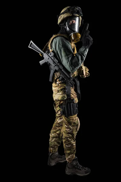 Voják Držící Útočnou Pušku Uniforma Odpovídá Zvláštním Službám Ruské Federace — Stock fotografie