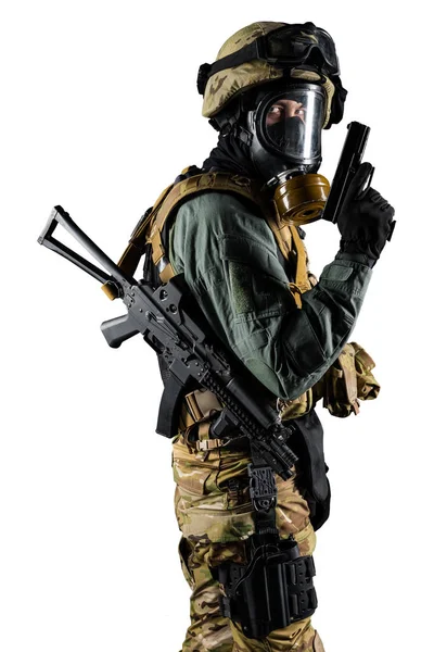 拿着冲锋枪的士兵制服符合俄罗斯联邦的特殊服务 在演播室里拍的在白色背景上被截断路径隔离 — 图库照片