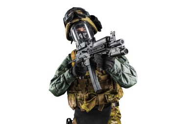 Saldırı tüfeği tutan asker. Üniforma Rusya Federasyonu 'nun özel hizmetlerine uyuyor. Stüdyoda çekilmiş. Beyaz arkaplanda kırpma yolu ile izole edildi