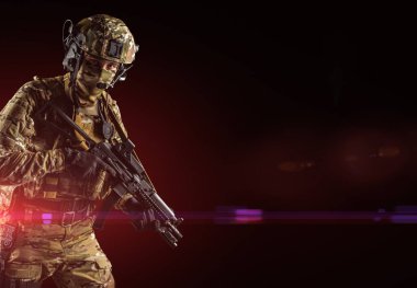 Saldırı tüfeği tutan asker. Üniforma Rusya Federasyonu 'nun özel hizmetlerine uyuyor. Stüdyoda çekilmiş. Siyah arkaplanda kırpma yolu ile izole edildi