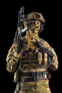 Saldırı tüfeği tutan asker. Üniforma Rusya Federasyonu 'nun özel hizmetlerine uyuyor. Stüdyoda çekilmiş. Siyah arkaplanda kırpma yolu ile izole edildi