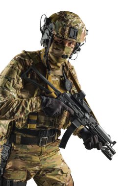 Saldırı tüfeği tutan asker. Üniforma Rusya Federasyonu 'nun özel hizmetlerine uyuyor. Stüdyoda çekilmiş. Beyaz arkaplanda kırpma yolu ile izole edildi
