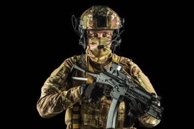 Saldırı tüfeği tutan asker. Üniforma Rusya Federasyonu 'nun özel hizmetlerine uyuyor. Stüdyoda çekilmiş. Siyah arkaplanda kırpma yolu ile izole edildi
