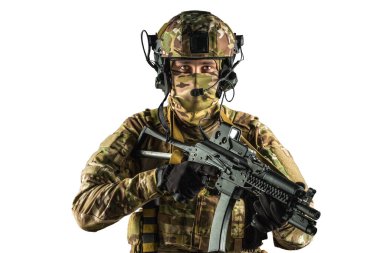 Saldırı tüfeği tutan asker. Üniforma Rusya Federasyonu 'nun özel hizmetlerine uyuyor. Stüdyoda çekilmiş. Beyaz arkaplanda kırpma yolu ile izole edildi