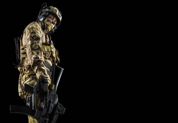 Солдат Тримає Штурмову Гвинтівку Уніформа Підпорядковується Спеціальним Службам Російської Федерації — стокове фото