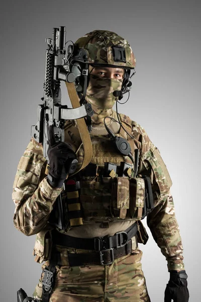 Soldat Tenant Fusil Assaut Uniforme Conforme Aux Services Spéciaux Fédération — Photo