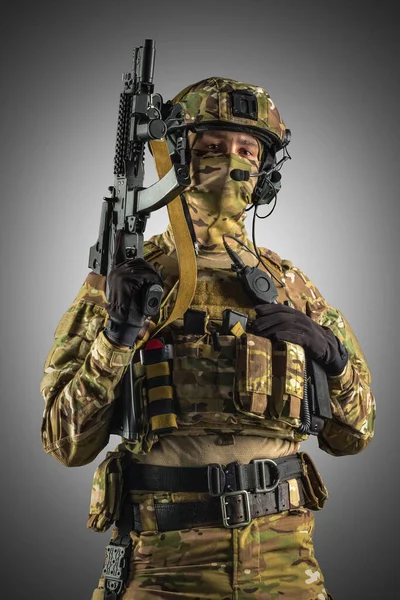 アサルトライフルを持っている兵士 統一は ロシア連邦の特別なサービスに準拠しています スタジオで撃たれた グレーの背景にクリッピングパスがある場合 — ストック写真