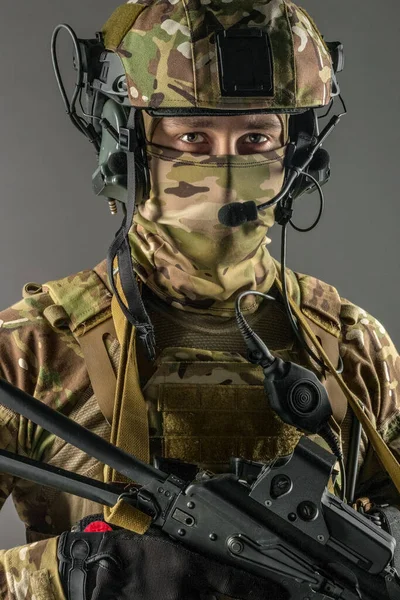 Soldier Holding Assault Rifle Uniform Conforms Special Services Russian Federation — Stock Photo, Image