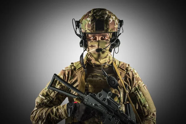 Soldado Com Espingarda Assalto Uniforme Está Conformidade Com Serviços Especiais — Fotografia de Stock