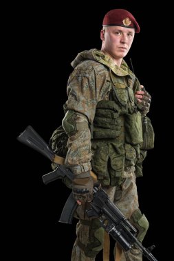 Rus mekanize piyade üniformalı erkek siyah arka planda kırpma yolu ile izole edilmiş..