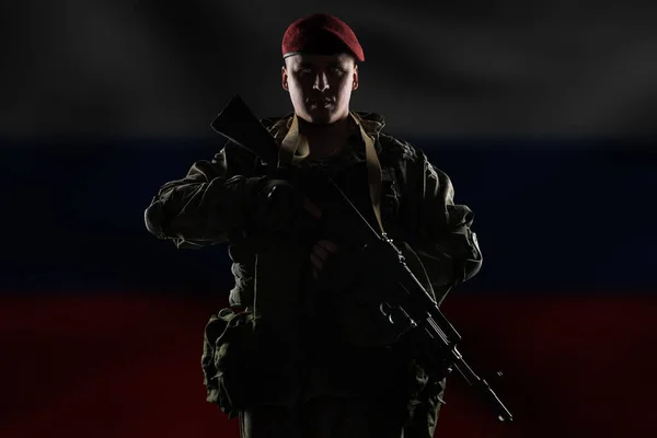 Άντρας Ρώσικη Μηχανοποιημένη Στολή Πεζικού Απομονωμένος Μονοπάτι Αποκοπής Σημαία Ρωσικής — Φωτογραφία Αρχείου