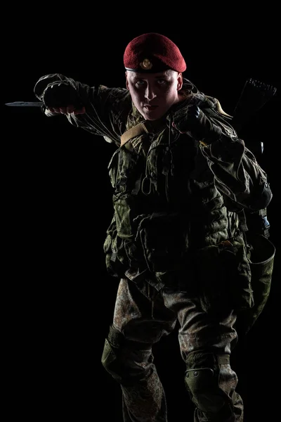 Mężczyzna Rosyjskim Mundurze Zmechanizowanej Piechoty Odizolowany Ścieżką Wycinania Czarnym Tle — Zdjęcie stockowe