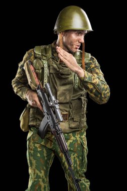 Çeçenistan 'daki savaşta Rus ordusuna (OMON) uygun üniformalı bir erkek.. 