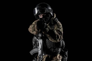 Bir asker saldırı tüfeği tutuyor. Üniforma Rusya Federasyonu 'nun FSB özel hizmetlerine uyuyor. Stüdyoda çekilmiş. Siyah arkaplanda kırpma yolu ile izole edildi