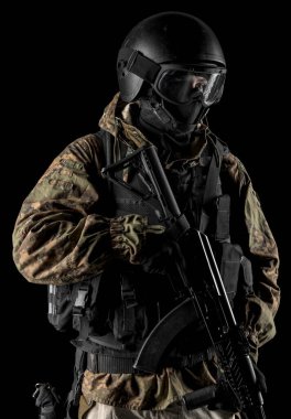 Bir asker saldırı tüfeği tutuyor. Üniforma Rusya Federasyonu 'nun FSB özel hizmetlerine uyuyor. Stüdyoda çekilmiş. Siyah arkaplanda kırpma yolu ile izole edildi