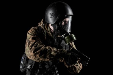 Bir asker saldırı tüfeği tutuyor. Üniforma Rusya Federasyonu 'nun FSB özel hizmetlerine uyuyor. Stüdyoda çekilmiş. Siyah arkaplanda kırpma yolu ile izole edildi