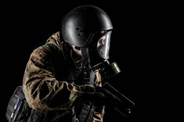 Bir asker saldırı tüfeği tutuyor. Üniforma Rusya Federasyonu 'nun FSB özel hizmetlerine uyuyor. Stüdyoda çekilmiş. Siyah arkaplanda kırpma yolu ile izole edildi