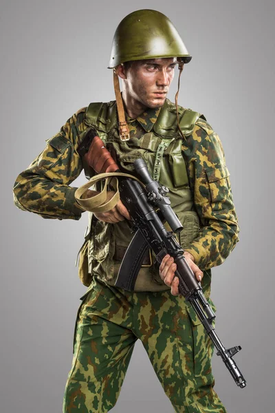 チェチェン戦争におけるロシア軍特殊部隊 Omon に制服を着た男性 — ストック写真