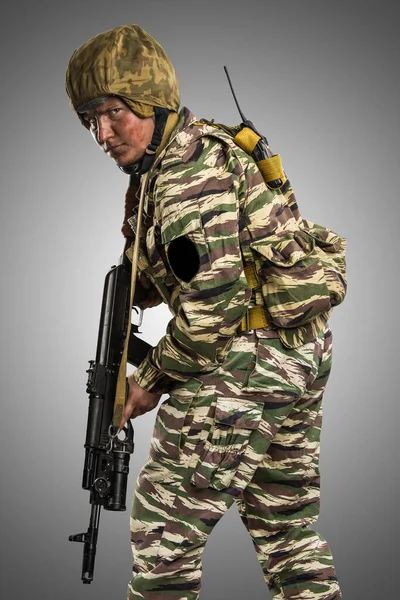 チェチェン戦争におけるロシア軍特殊部隊 Omon に制服を着た男性 — ストック写真