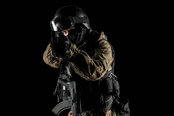 一个拿着冲锋枪的士兵制服符合俄罗斯联邦联邦安全局的特别服务标准 在演播室里拍的在黑色背景上被截断路径隔离 — 图库照片