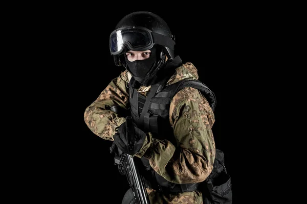 アサルトライフルを持ってる兵士が一人 統一はロシア連邦の特別サービスFsbに準拠している スタジオで撃たれた 黒の背景にクリッピングパスで隔離された — ストック写真