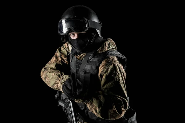 一个拿着冲锋枪的士兵制服符合俄罗斯联邦联邦安全局的特别服务标准 在演播室里拍的在黑色背景上被截断路径隔离 — 图库照片