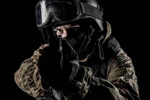Een Soldaat Met Een Aanvalsgeweer Uniform Voldoet Aan Speciale Diensten — Stockfoto