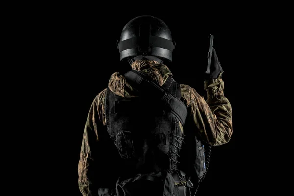 Bir asker saldırı tüfeği tutuyor. Üniforma Rusya Federasyonu 'nun FSB özel hizmetlerine uyuyor. Stüdyoda çekilmiş. Siyah arkaplanda kırpma yolu ile izole edildi