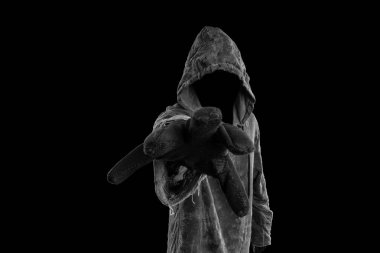 Tanımlanamayan kişi. Siyah arkaplanda izole.