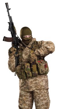 Bir asker saldırı tüfeği tutuyor. Üniforma Rusya 'nın özel kuvvetleri Alfa Grubu FSB' nin alt birimine uyuyor. Stüdyoda çekilmiş. Beyaz arkaplanda kırpma yolu ile izole edildi