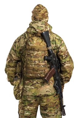 Bir asker saldırı tüfeği tutuyor. Üniforma Rusya 'nın özel kuvvetleri Alfa Grubu FSB' nin alt birimine uyuyor. Stüdyoda çekilmiş. Beyaz arkaplanda kırpma yolu ile izole edildi