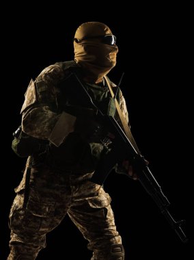 Orta Doğu çölündeki Rus mekanize piyadelerinin askeri. Siyah arkaplanda izole