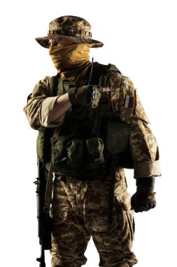 Orta Doğu çölündeki Rus mekanize piyadelerinin askeri. Beyaz arkaplanda izole