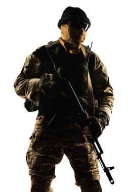 Orta Doğu çölündeki Rus mekanize piyadelerinin askeri. Siyah arkaplanda izole