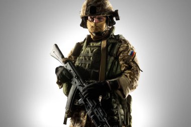 Orta Doğu çölündeki Rus mekanize piyadelerinin askeri. Gri arkaplanda izole