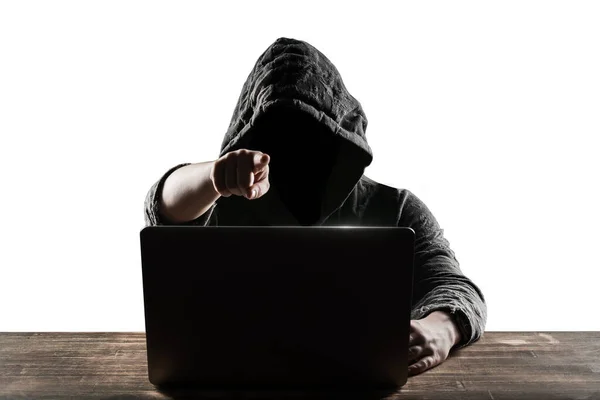 Hacker Frente Computador Cara Escura Isolado Sobre Fundo Branco — Fotografia de Stock