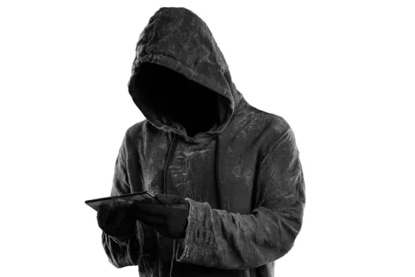 Haker Trzyma Smartfona Ciemna Twarz Izolacja Białym Tle — Zdjęcie stockowe