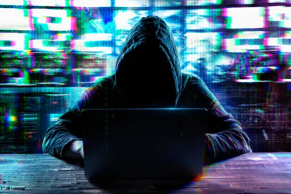 Hacker Depan Komputernya Wajah Gelap Antarmuka Digital Latar Belakang Efek — Stok Foto