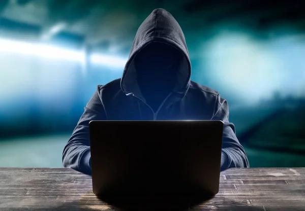 Hacker Depan Komputernya Wajah Gelap Latar Belakang Kabur — Stok Foto