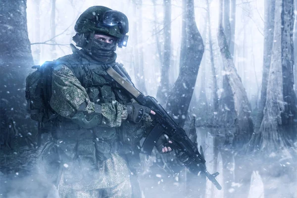 在森林里的暴风雪中 俄罗斯机械化步兵士兵 — 图库照片
