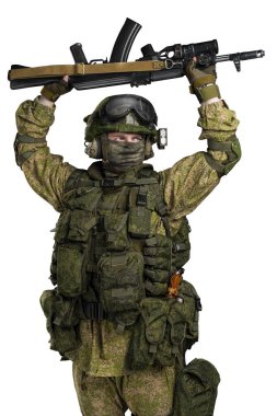 Beyaz zemin üzerinde kırpma yolu ile izole edilmiş Rus mekanize piyade üniforması içindeki erkek.