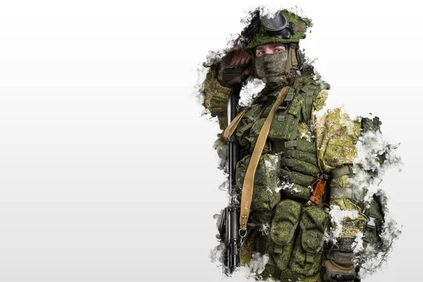 Mann Mechanisierter Infanterie Uniform Salutiert Körper Rauch Effekt — Stockfoto