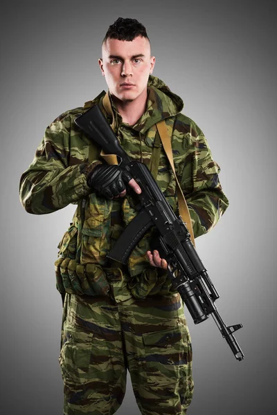 Russischer Soldat Isoliert Mit Clipping Pfad Auf Grauem Hintergrund — Stockfoto