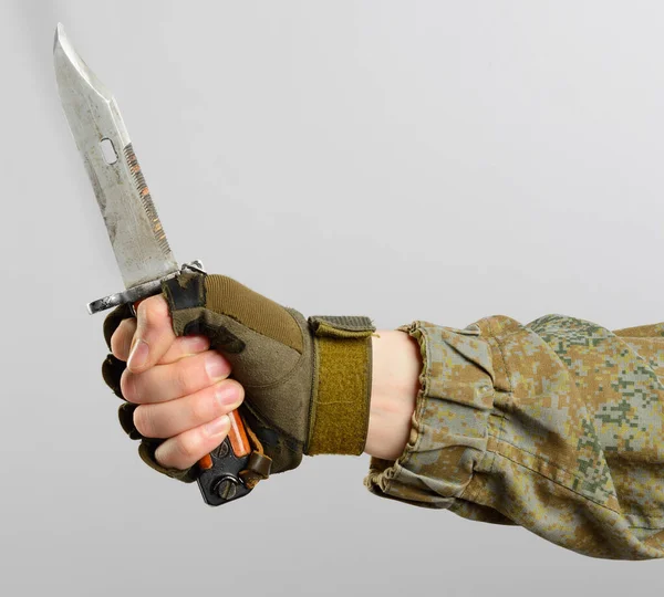 Samec Ruské Mechanizované Pěší Uniformě Drží Nůž Izolovaný Šedém Pozadí — Stock fotografie